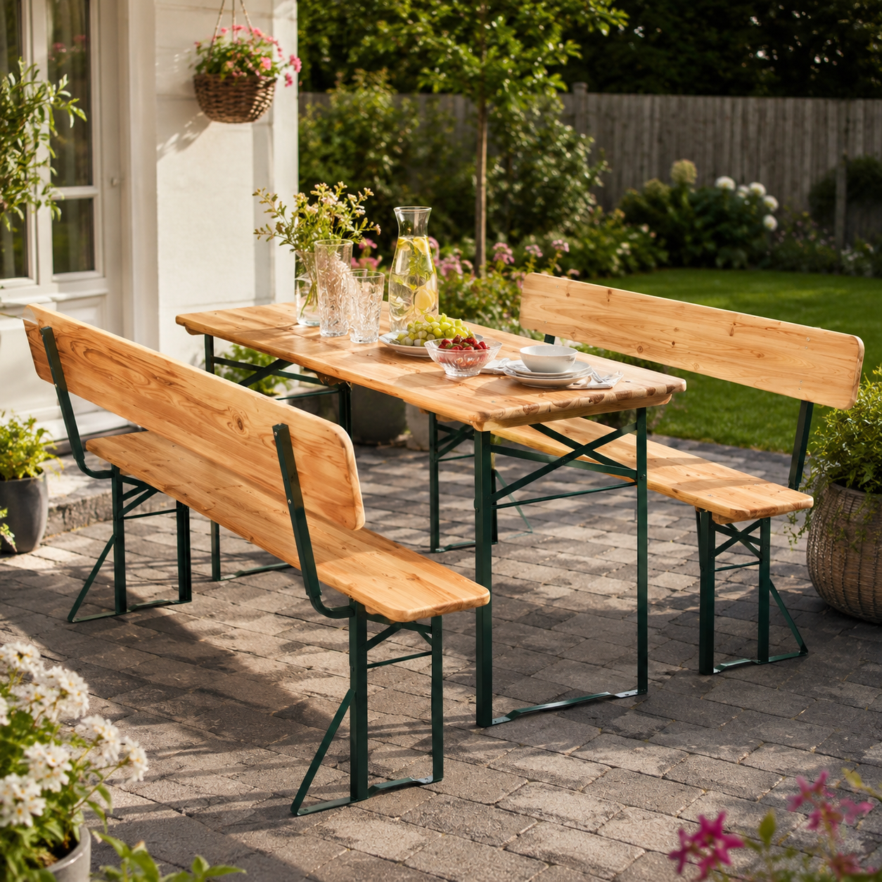 Bierzeltgarnitur aus Holz mit gedecktem Tisch im Garten