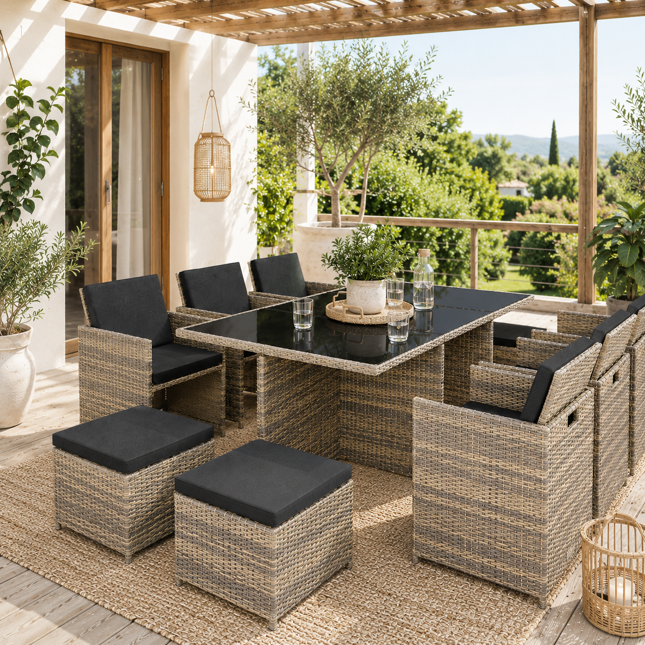 Rattan-Sitzgruppe mit Tisch und Hockern auf überdachter Terrasse
