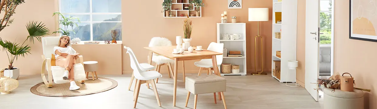 Gemütlich eingerichtetes Esszimmer im skandinavischen Stil mit Holztisch, weißen Stühlen und entspannter Atmosphäre – tectake Wohnideen für dein Zuhause.
